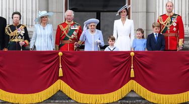 Putri Anne, Camilla, Pangeran Charles, Ratu Elizabeth II, Kate Middleton, Pangeran William, Pangeran George, Putri Charlote, dan Pangeran Louis