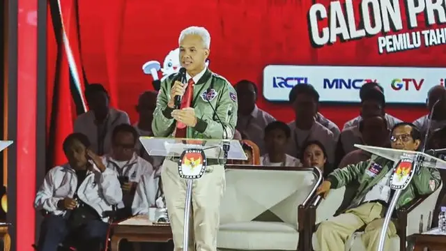 Gaya Ganjar Pranowo dan Mahfud MD saat Debat Capres Ketiga