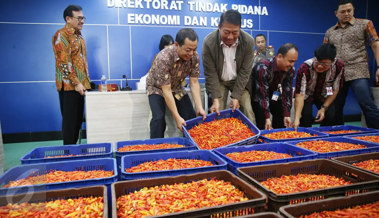 Wakabareskrim Irjen pol Antam Novambar (dua kanan), bersama Dirjen Kementerian Pertanian RI Spundnik Sujono (dua kiri), menggelar rilis pengungkapan kasus penimbunan cabai di kantor Bareskrim Polri, Jakarta, Jumat (3/3). (Liputan6.com/Angga Yuniar)