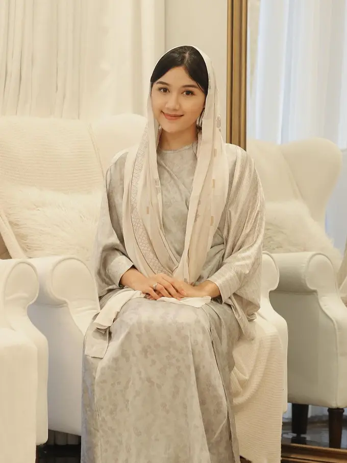 Gaya Erina Gudono yang Teduh Menawan Dibalut Kerudung saat Kajian Ramadan