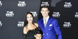 Sebuah penghargaan baru saja diperoleh Cristiano Ronaldo sebagai Pemain Terbaik dalam ajang Best FIFA Awards 2016 pada Senin (9/1/2017). Selain membawa anak laki-lakinya, Ronaldo tampak menggandeng seorang wanita cantik. (AFP/Bintang.com)