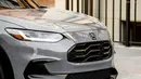 Facia depan mobil ini sangat berbeda dengan yang ada di Indonesia. Grill di versi USDM ini berukuran lebih kecil dan berdesain lebih sangar. Bumper depan dengan lekukan tegas menambah aura sporty pada paras mobil ini. Lampu yang digunakan mengadopsi dari model generasi sebelumnya dengan DRL dan headlamp yang sudah LED. (Source: netcarshow.com)