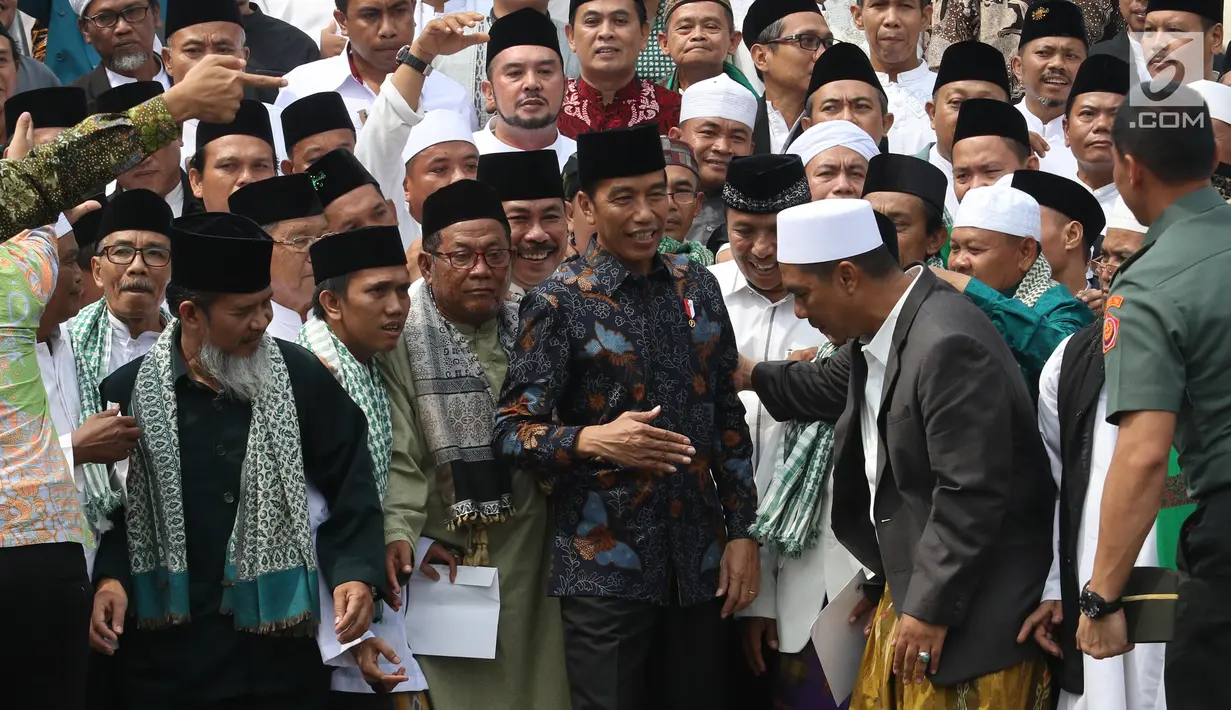 Presiden Joko Widodo bersilaturahmi dengan para kiai dan habib se-Jadetabek di Istana Negara, Jakarta, Kamis (7/2). Kepada Jokowi, para ulama dan habib mengaku prihatin atas merebaknya fitnah dan hoaks yang memicu perpecahan. (Liputan6.com/Angga Yuniar)