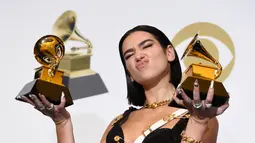 Dua Lipa berpose dengan penghargaan Grammy Awards 2019 di Staples Center, Los Angeles, California, AS, Minggu (10/2). Dua Lipa meraih penghargaan Best Dance Recording dan Best New Artist. (Photo by Chris Pizzello/Invision/AP)