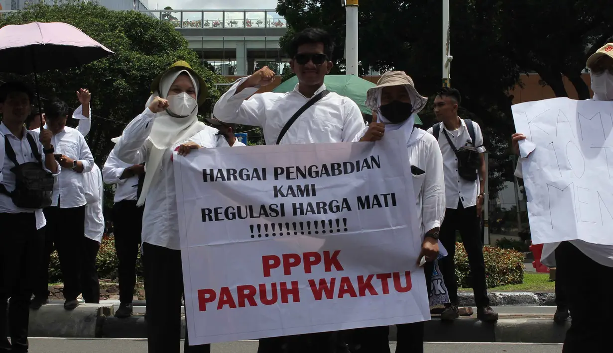 Mereka juga meminta perlakuan yang setara dengan tenaga non-ASN yang terdata dalam database BKN. Tampak dalam foto, massa dari Aliansi Honorer Non Database BKN Gagal Calon Pegawai Negeri Sipil (CPNS) Indonesia saat menggelar Aksi Damai Jilid 2 Nasional di kawasan Silang Selatan Monumen Nasional, Jakarta Pusat, pada Senin (17/11/2025). (merdeka.com/magang/Rendi Saputra)