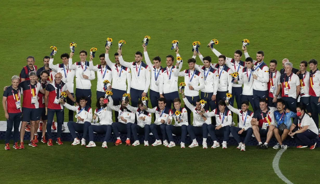 Pemain Spanyol berpose setelah memenangkan medali perak melawan Brasil pada pertandingan final sepak bola putra Olimpiade Tokyo 2020 di Yokohama, Jepang, Minggu (8/8/2021). Brasil menang 2-1. (AP Photo/Martin Mejia)