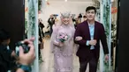 Inilah momen perayaan ulang tahun pernikahan ke-1 Ria Ricis dan Teuku Ryan. Keduanya masuk ke mimbar berlangsungnya pesta dengan penuh senyum semringah. Kebahagiaan sangat terlihat di raut wajah mereka. Semua tamu yang hadir pun siap menyambut kedatangan raja dan ratu dalam acara tersebut. (Liputan6.com/IG/@serunniwedding)