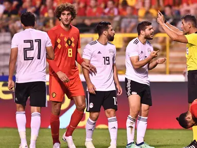 Pemain Mesir, Sam Morsy berdebat dengan wasit saat pertandingan sepak bola persahabatan melawan Belgia di stadion King Baudouin di Brussels (6/6). Pada pertandingan ini timnas Mesir kalah 3-0 dari Belgia. (AP/Geert Vanden Wijngaert)