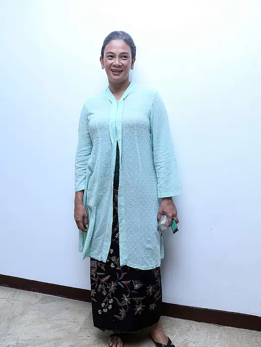 Dian Nitami saat hadir di lokasi syuting film 'Rudy Habibie' Dapur Film di kawasan Jakarta Selatan, kamis (24/3/2016). (Nurwahyunan/Bintang.com)