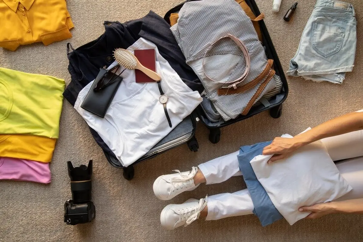 Tips Agar Tidak Bawa Banyak Baju Saat Traveling (Foto/Sumber: Freepik)