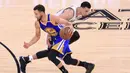 Pebasket Golden State Warriors, Stephen Curry, melewati pebasket San Antonio Spurs, Danny Green, pada laga final NBA Wilayah Barat di San Antonio, Sabtu (20/5/2017). Spurs kalah 108-120 dari Warriors. (AFP/Ronald Martinez)