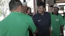 Pelatih Timnas Indonesia U-19, Indra Sjafri, bersalaman dengan legenda tinju Indonesia, Nico Thomas, di Yogyakarta, Rabu (18/7/2018). Momen spesial tersebut terjadi jelang rangkaian acara pawai obor Asian Games 2018. (Bola.com/M Iqbal Ichsan)