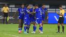 Para pemain Persib Bandung merayakan gol ketika melawan Madura United pada laga pekan ke-23 BRI Super League 2025/2026 di Stadion Gelora Bandung Lautan Api (GBLA), Kota Bandung, Kamis (26/2/2026) malam WIB. (Bola.com/Erwin Snaz)