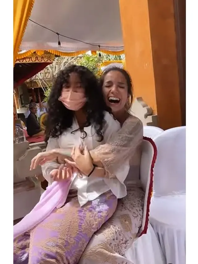 6 Potret Sheila Marcia Pakai Kebaya Bali saat Kondangan, Tampil Memukau