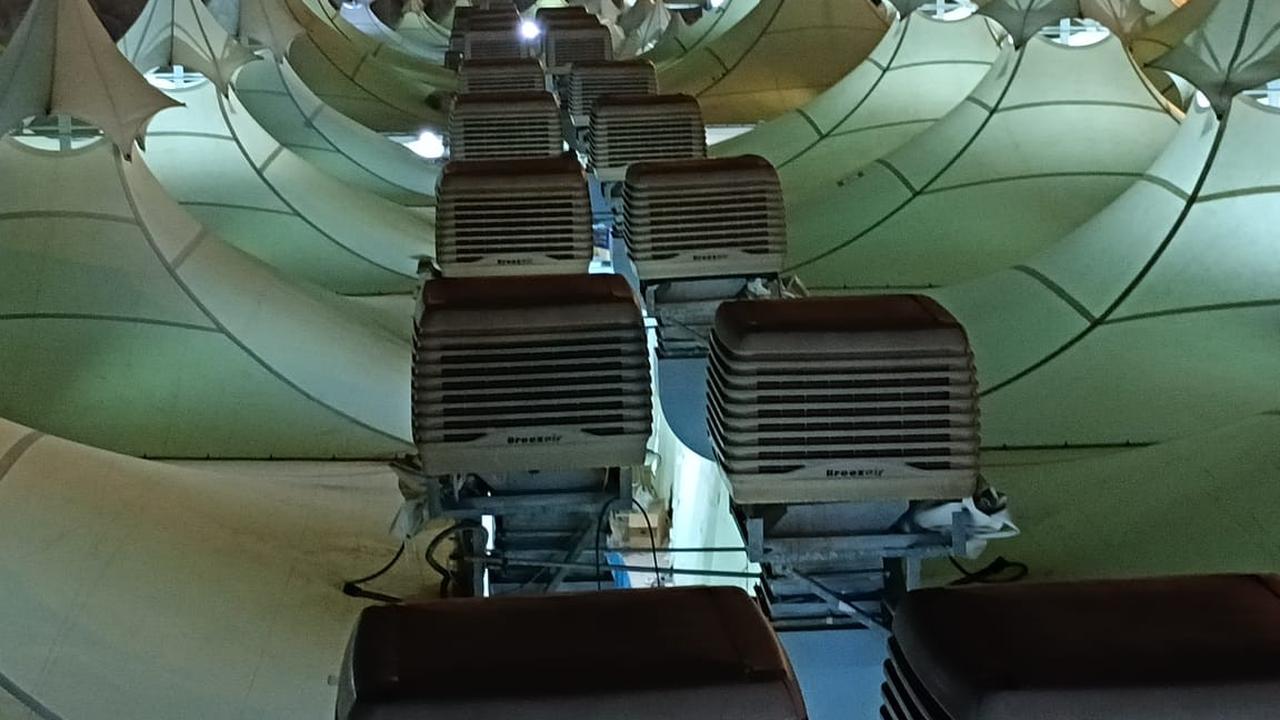 Suasana tenda-tenda jemaah haji Indonesia di Mina saat malam hari.