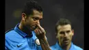 Gelandang Inter Milan, Fredy Guarin terlihat sedih usai timnya dikalahkan Wolfsburg di leg kedua 16 besar Liga Europa di Stadion San siro, Italy (19/3/2015). Wolfsburg menang 2-1 atas Inter Milan. (AFP PHOTO/Olivier Morin)