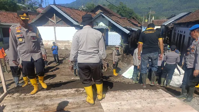 Polisi sudah olah TKP dan menemukan beberapa barang bukti ledakan petasan di Blitar. (Dian Kurniawan/Liputan6.com)