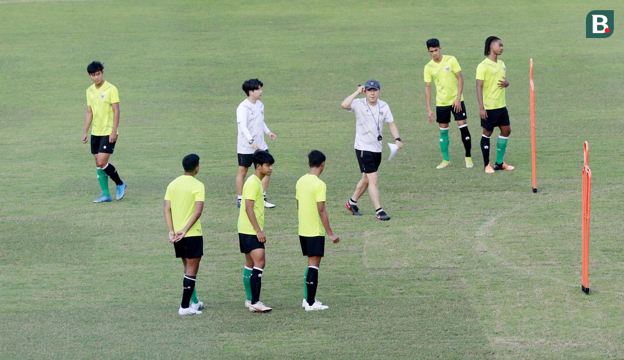 Metode ini ternyata sudah lama digunakan Shin Tae-yong. Sebelum menukangi Timnas Indonesia U-19, Shin Tae-yong pernah menggunakan metode ini saat melatih Timnas Korsel U-19. (Bola.com/M Iqbal Ichsan)