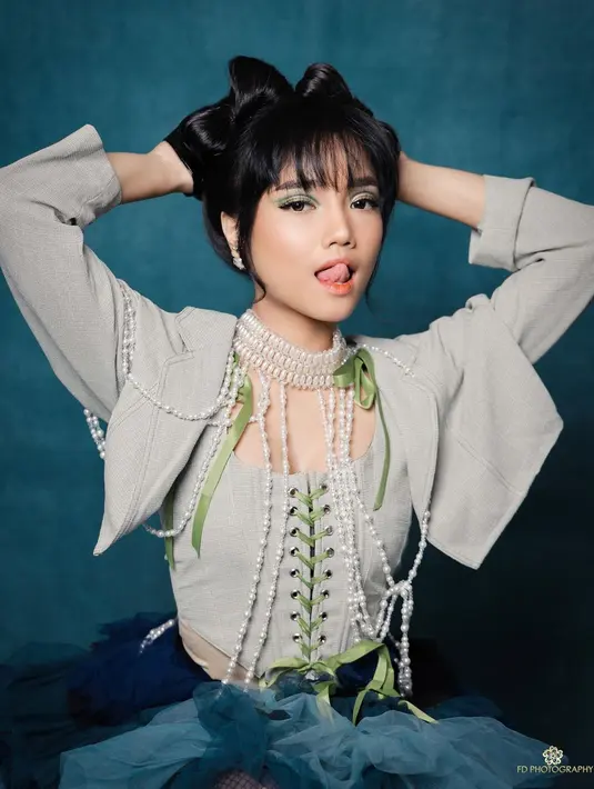 Serta tatanan rambut berponi dengan double bow bun yang manis.oleh hair stylist @revalhairstylist.  [Credit: IG/@fdphotography90].