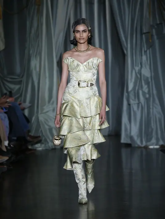 Gaya Victorian memberikan kesan klasik yang menjanjikan. Aksen pinggang hingga lengan balon, akan jadi penyempurna gaya yang tak pernah salah. (Foto: Christian Cowan)