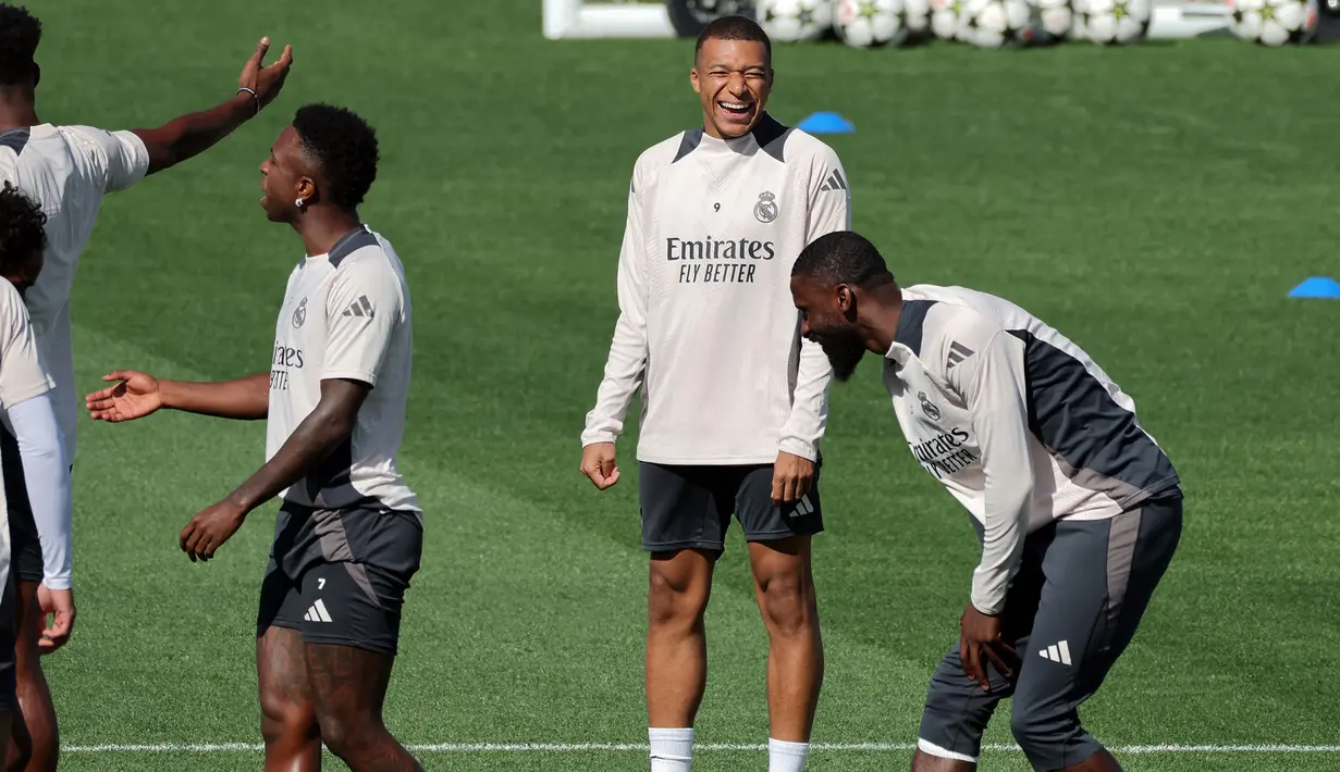 Pemain Real Madrid, Kylian Mbappe bercanda dengan rekan setimnya menjelang laga melawan VfB Stuttgart saat Liga Champions 2024/2025 di fasilitas pelatihan Valdebebas, Madrid, Spanyol, 16 September 2024. (AFP/Thomas Coex)