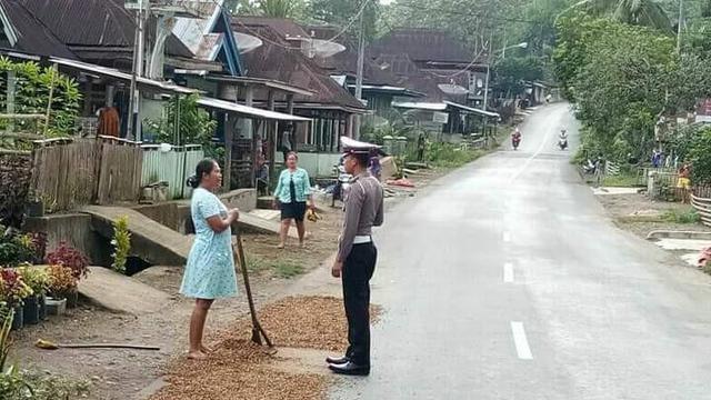 Jalan dijadikan tempat jemuran (Ist)