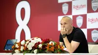 Pemain Vissel Kobe, Andres Iniesta saat konferensi pers mengenai kepergian dirinya dari klub yang berlangsung di Kobe, 25 Mei 2023 waktu setempat. (AFP/Yuichi Yamazaki)