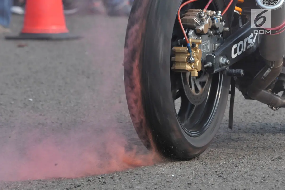 Atraksi Freestyle Sepeda Motor Ramaikan Festival Damai di Monas