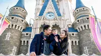 Sandra Dewi rayakan ultah pertama anaknya di Disneyland, Tokyo. (foto: Sweet Escape/Henry)