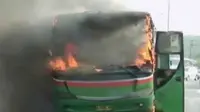 Bus Terbakar di Jakarta hingga Aksi Jalan di Seutas Tali