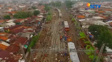 Sampai Selasa (3/10/2017) siang, petugas masih berusaha mengevakuasi gerbong kereta.