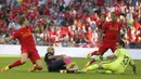 Proses terjadinya gol bunuh diri yang dilakukan gelandang Barcelona, Javier Mascherano, saat melawan Arsenal pada laga ICC 2016 di Stadion Wembley, London, Inggris, Sabtu (6/8/2016). Liverpool berhasil menang 4-0 atas Barcelona. (AFP/Ian Kington)