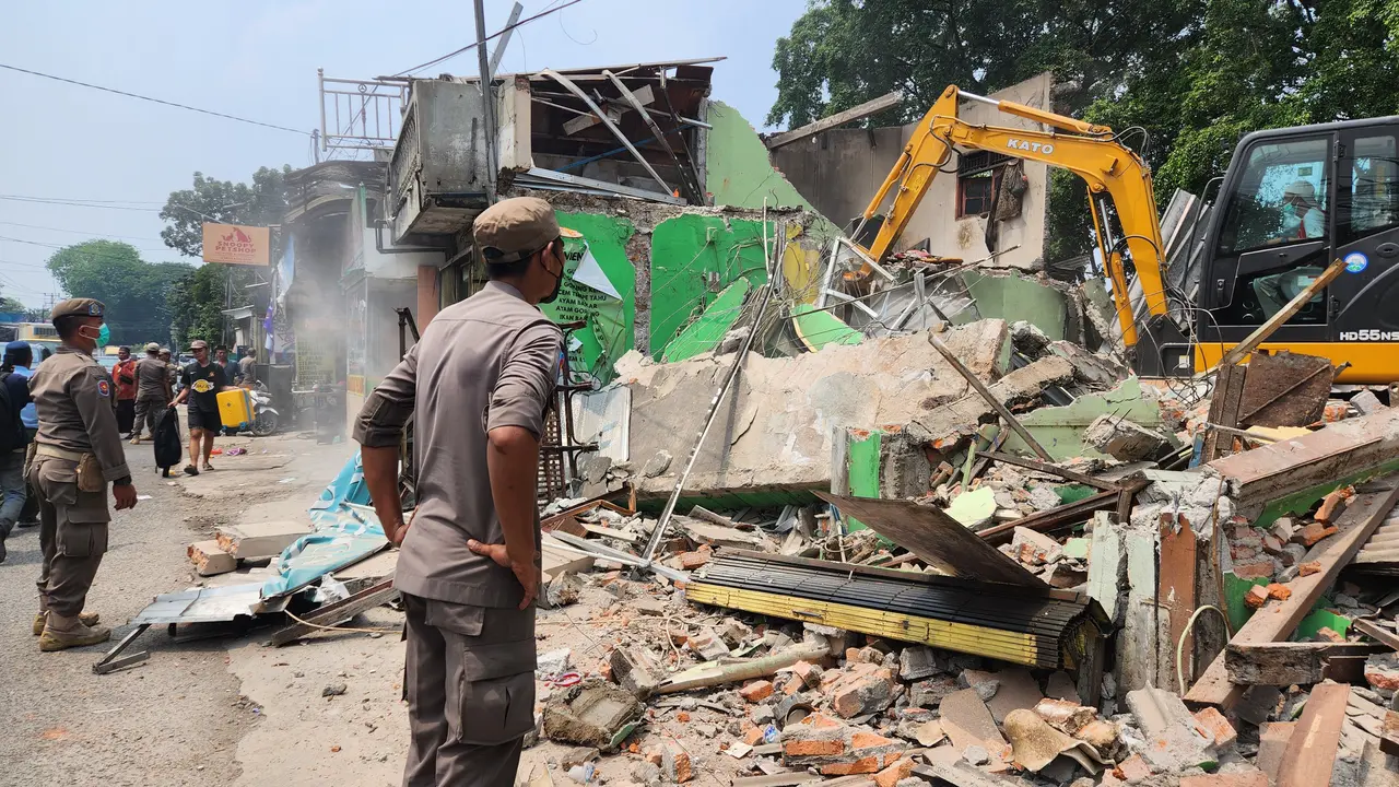 Puluhan bangunan liar termasuk bersertifikat di Depok dihancurkan. (Liputan6.com/Dicky Agung Prihanto)