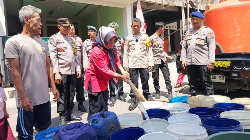 Distribusi air bersih di Desa Belik, Pemalang. (Foto: Liputan6.com/Humas Polres Pemalang)