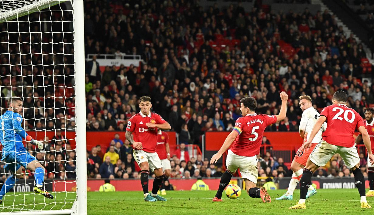 Pada pertandingan tersebut terlihat Harry Maguire yang menggantikan sosok Varane sangat solid di barisan pertahanan. Ia kedapatan membantu David de Gea menghalau tendangan keras Jarrod Bowen dari dalam kotak penalti. (AFP/Oli Scarff)