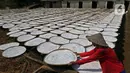Pekerja menjemur tepung tapioka di industri rumahan kawasan Legok Nyenang, Kadumanggu, Kabupaten Bogor, Jawa Barat, Minggu (1/8/2021). Di massa pandemi, pekerja mengaku mengalami penurunan harga menjadi Rp 6 ribu per kilogram. (Liputan6.com/Herman Zakharia)