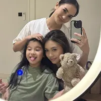 Ririn Ekawati Bersama Kedua Anak Perempuannya. [@ririnekawati]