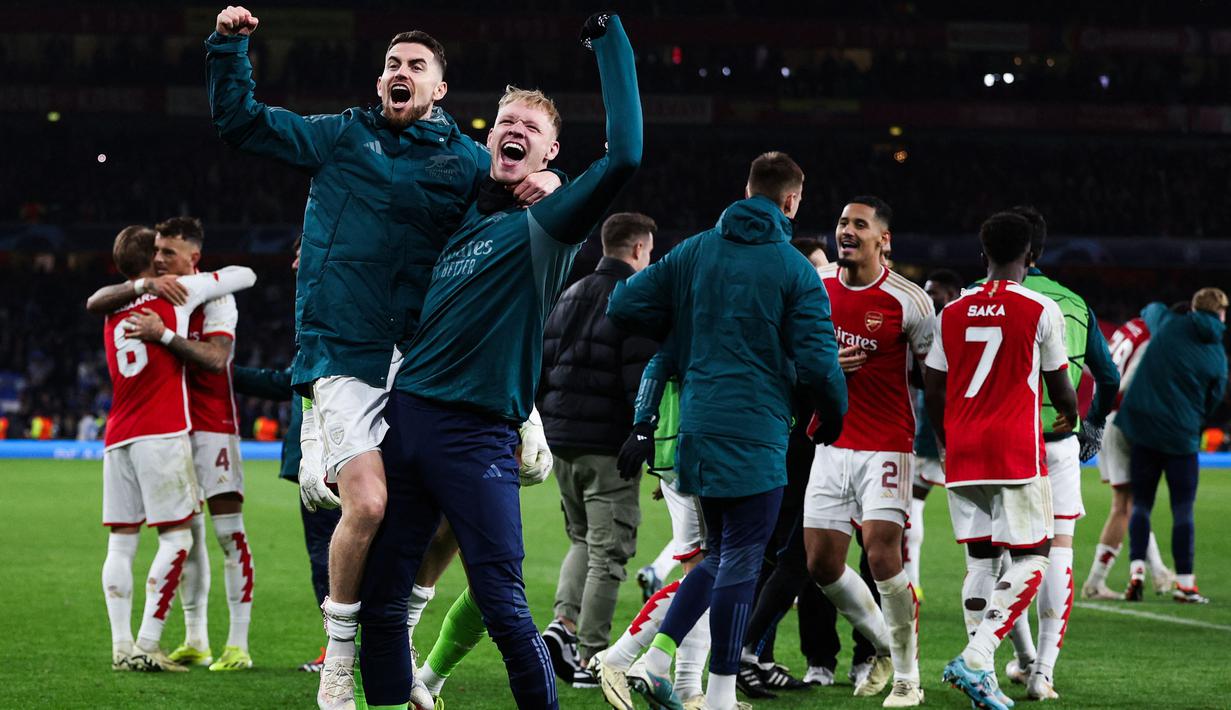 Sejumlah pemain Arsenal merayakan kemenangan atas Porto pada laga leg kedua 16 besar Liga Champions 2023/2024 di Emirates Stadium, London, Inggris, Rabu (13/03/2024). (AFP/Adrian Dennis)