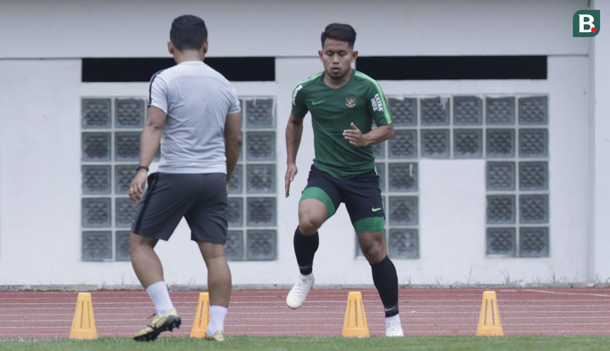 Pemain Timnas Indonesia, Andik Vermansah, melompat saat latihan di Stadion Wibawa Mukti, Jawa Barat, Sabtu (3/11). Latihan ini persiapan jelang Piala AFF 2018. (Bola.com/M Iqbal Ichsan)