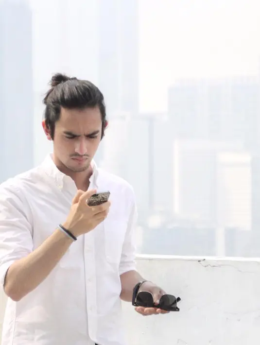 Dari unggahan foto-foto di akun Instagramnya, Omar merupakan sosok pria yang menjadi idaman para wanita. Pasalnya, tidak hanya tampan, seperti yang diketahui bahwa Omar juga piawai dalam berakting. (Instagram/omardaniel_)