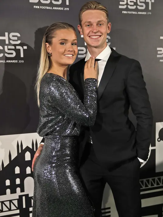 Gelandang Barcelona asal Belanda, Frankie de Jong didampingi pacarnya Mikky Kiemeney berpose saat menghadiri penghargaan sepak bola FIFA Terbaik, di teater La Scala Milan, Italia utara (23/9/2019). (AP Photo/Luca Bruno)