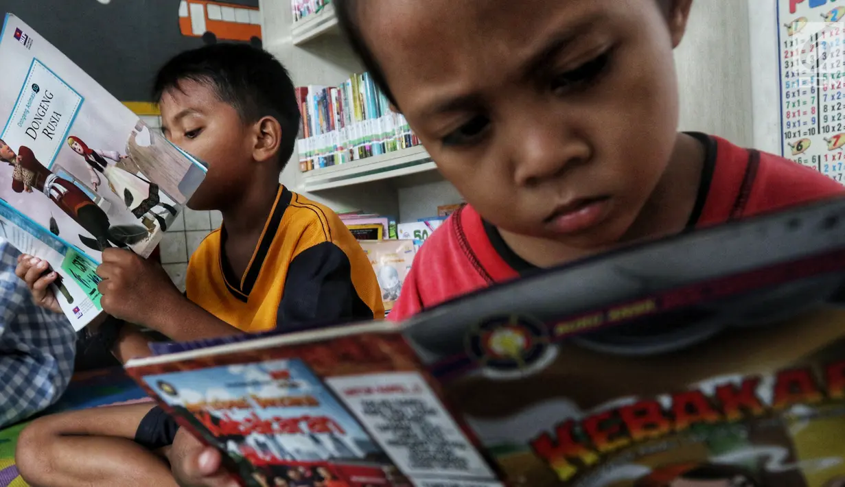Anak-anak membaca buku di Ruang Perpustakaan RPTRA Kebon Sirih, Jakarta, Kamis (4/4). Gerakan Baca Jakarta ditujukan untuk anak-anak usia 7 hingga 12 tahun. (Liputan6.com/JohanTallo)