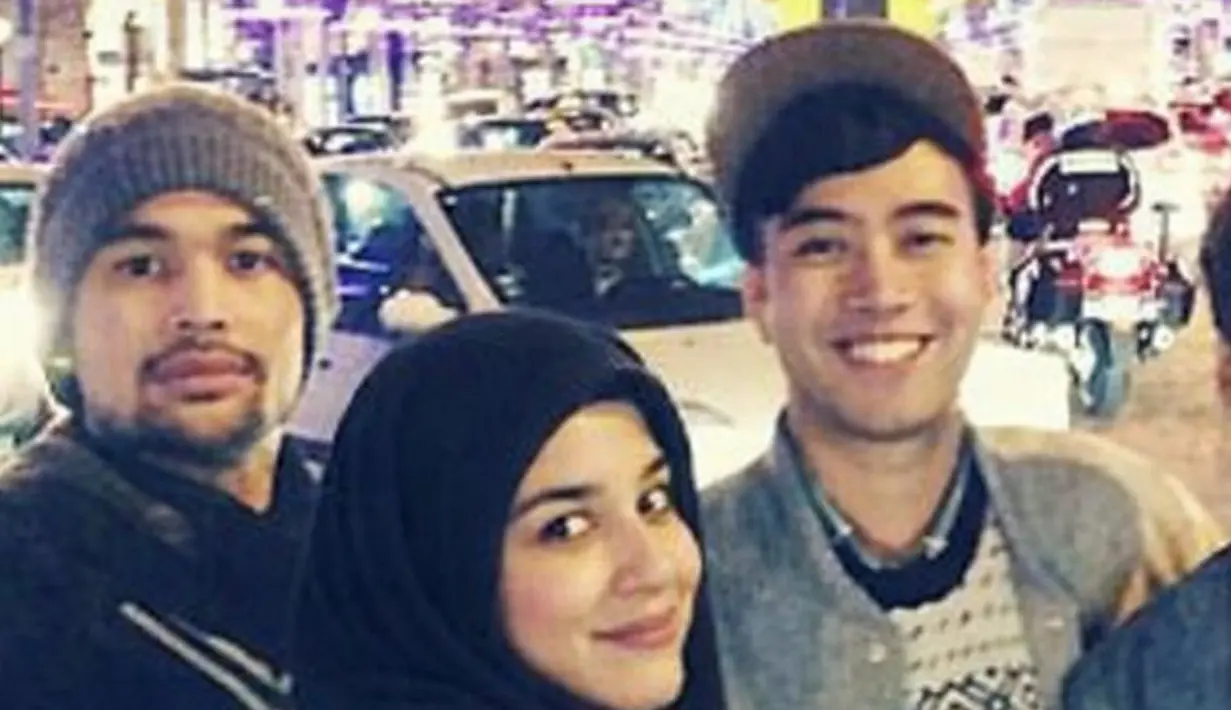 Shireen Sungkar juga mengunggah potret dirinya bersama Vidi yang kala itu mengenakan jaket abu-abu dan knitwear. [@shireensungkar]