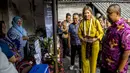 Dalam kunjungan tersebut, Ratu Maxima menyempatkan berdialog dengan pelaku Usaha Mikro Kecil dan Menengah (UMKM) perempuan, salah satunya batik. Tampak dalam foto, Ratu Maxima dari Belanda (kedua dari kanan), dalam kapasitasnya sebagai Advokat Khusus Sekretaris Jenderal PBB untuk Keuangan Inklusif untuk Pembangunan (UNSGSA), mengunjungi Kampung Batik Laweyan di Surakarta, Jawa Tengah, pada Selasa 25 November 2025. (DEVI RAHMAN/AFP)