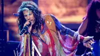 Steven Tyler perkenalkan lagu countrynya Love Is Your Name di malam final American Idol 2015 (Kevork Djansezian/Getty Images)