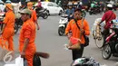 Dengan membawa alat-alat kebersihan, mereka menyisir jalanan, trotoar dan taman-taman yang ada di tengah jalan di Silang Tenggara Monas, Jakarta, Jumat (14/10). (Liputan6.com/Helmi Fithriansyah)