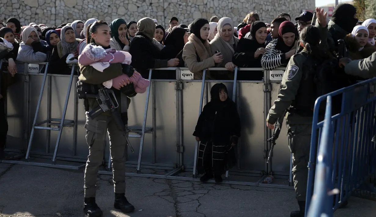 Israel mengizinkan pria Palestina di atas 55 tahun, wanita dari segala usia dan anak-anak di bawah 12 tahun untuk melakukan perjalanan dari Tepi Barat yang diduduki untuk memasuki Yerusalem tanpa izin dari militer Israel.
