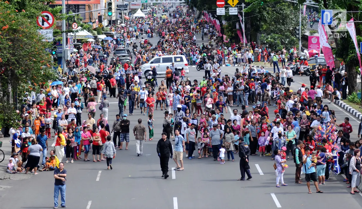 Warga memadati ruas Jalan Gajah Mada dan Hayam Wuruk, Jakarta untuk menyaksikan karnaval Cap Go Meh 2018, Minggu (4/3). Beragam atraksi budaya ditampilkan dalam karnaval perayaan Cap Go Meh 2018 di kawasan Glodok Jakarta. (Liputan6.com/Helmi Fithriansyah)