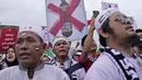 Terlihat massa aksi mengenakan pakaian serba putih dan hitam, dilengkapi berbagai atribut dengan warna selaras bendera Palestina. (AP Photo/Dita Alangkara)
