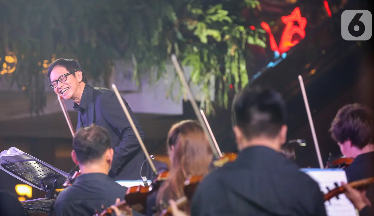 Konduktor Addie MS membawakan orchestra bertema Symphony Under the Stars: Movie Fest II di Lippo Mall Kemang, Jakarta, Sabtu (26/10/2019). Addie MS bersama  48 musisi Twilite Orchestra  membawakan soundtrack dari film Indonesia maupun mancanegara. (Liputan6.com/Fery Pradolo)